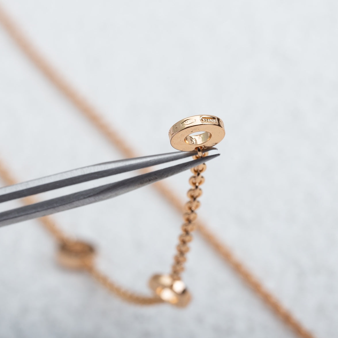 LUXEIFY PARENTESI NECKLACE PINK GOLD
