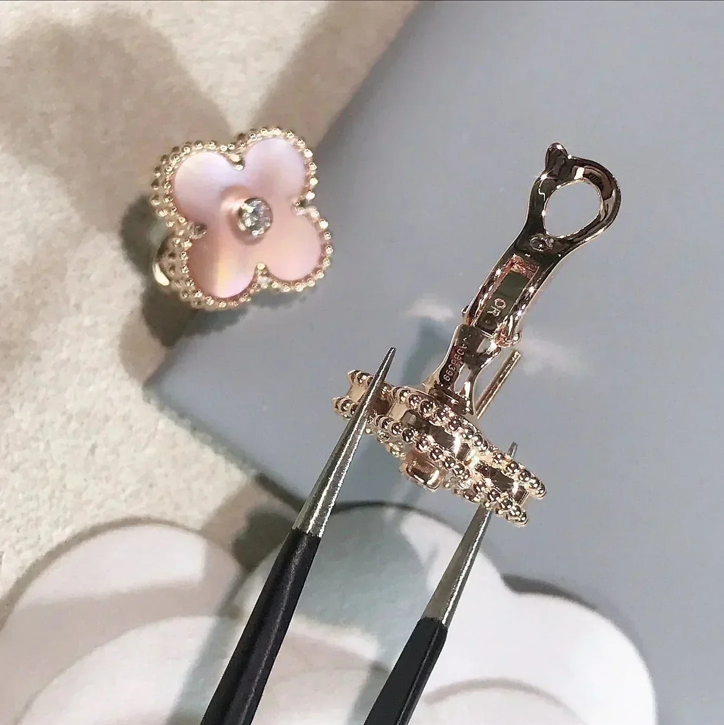 CLOVER MEDIUM 1 MOTIFS PINK MOP DIAMOND EARRINGS