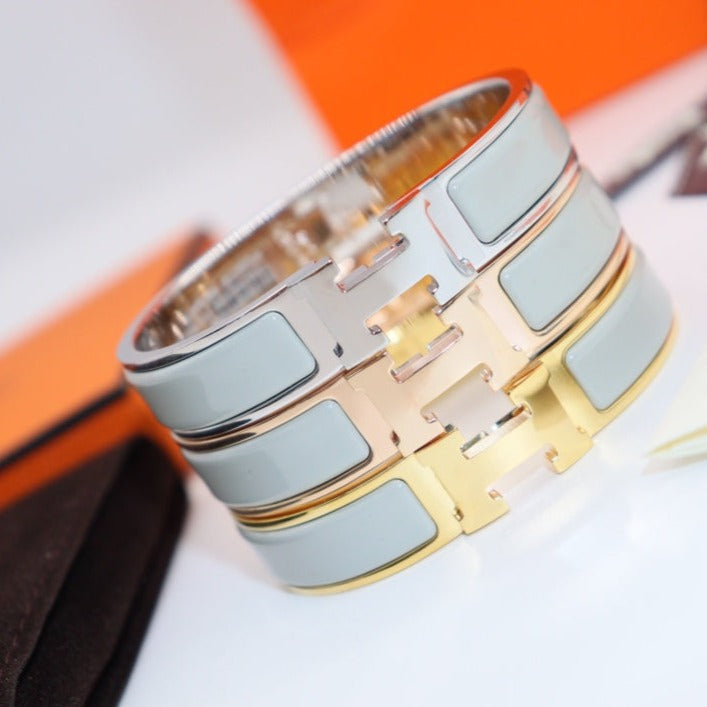 LUXEIFY H LIGHT BLUE BRACELET