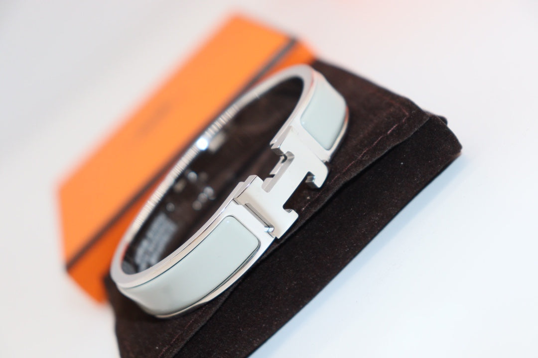 LUXEIFY H LIGHT BLUE BRACELET