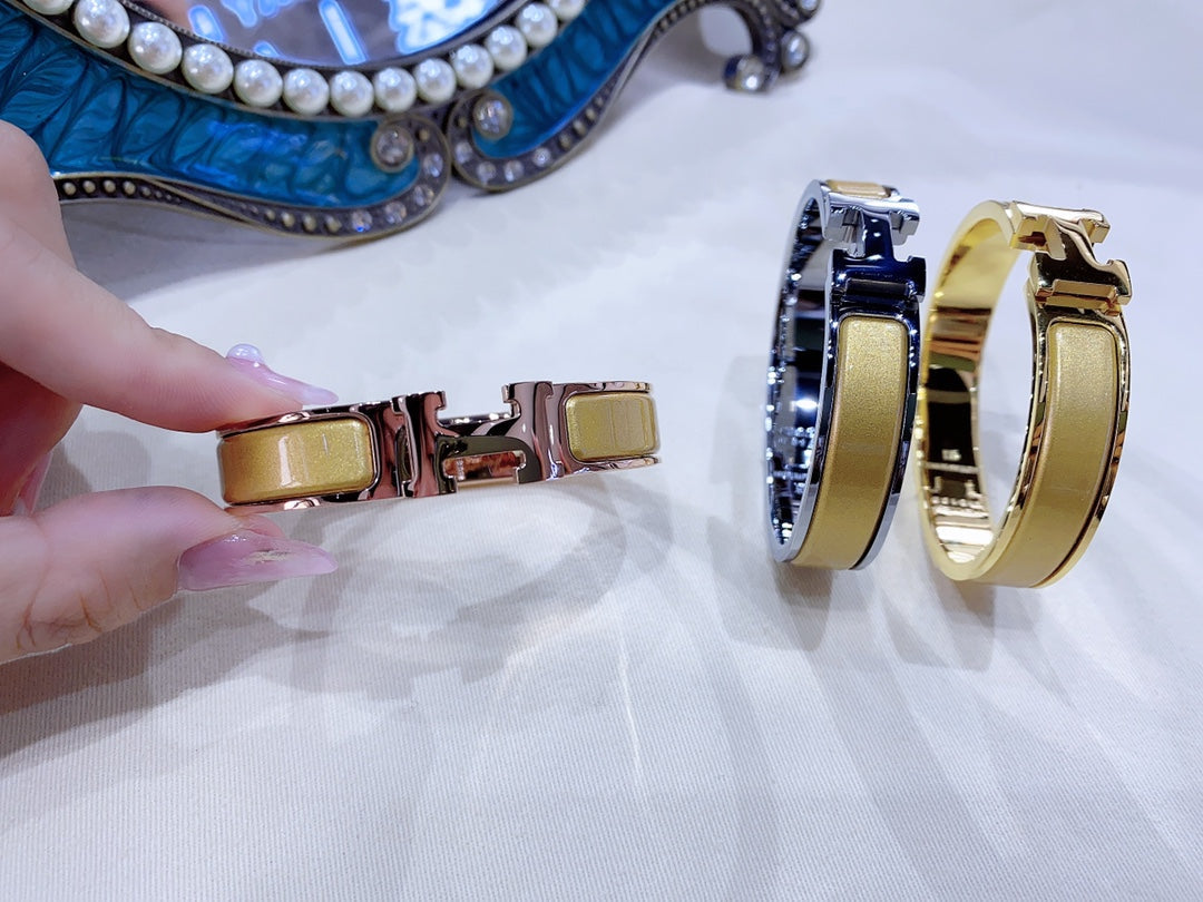 LUXEIFY H CHAMPAGNE BRACELET