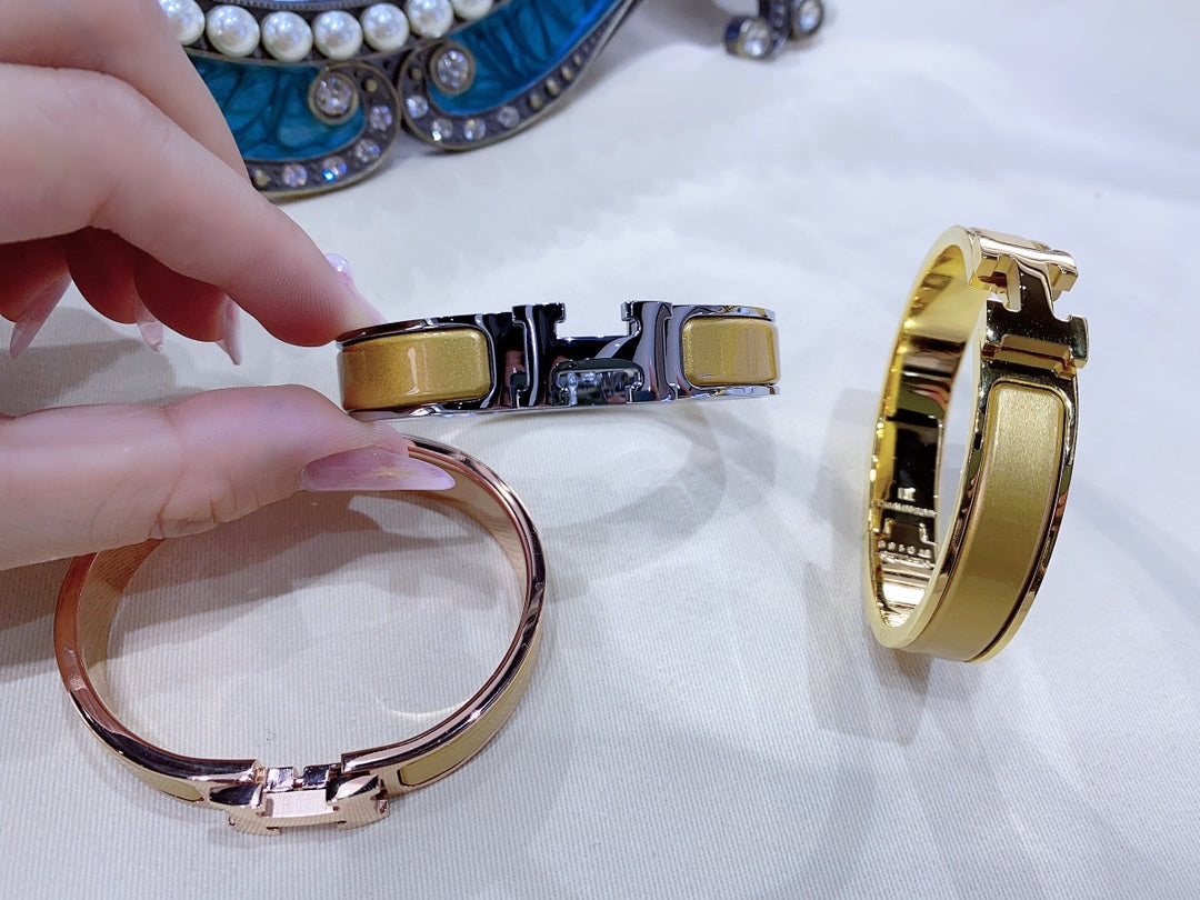 LUXEIFY H CHAMPAGNE BRACELET
