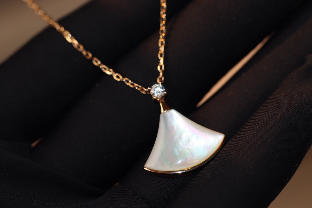 LUXEIFY DREAM NECKLACE WHITE MOP PINK GOLD 1 DIAMOND