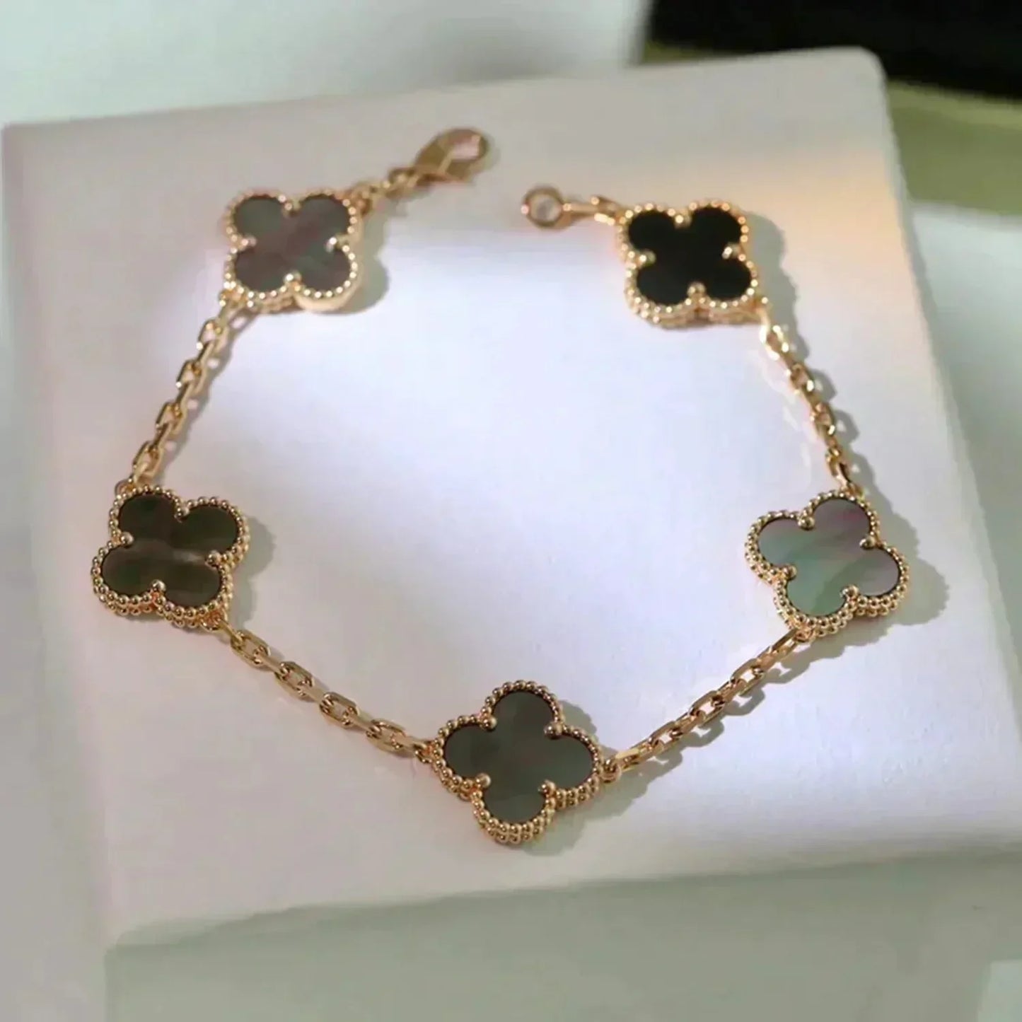CLOVER 5 MOTIF GRAY MOP BRACELET