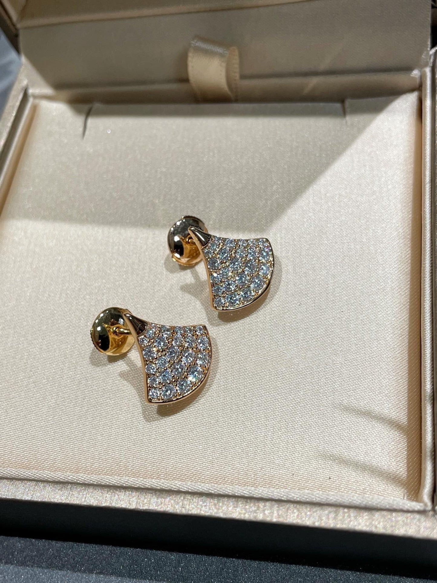 LUXEIFY DREAM STUD EARRINGS DIAMOND