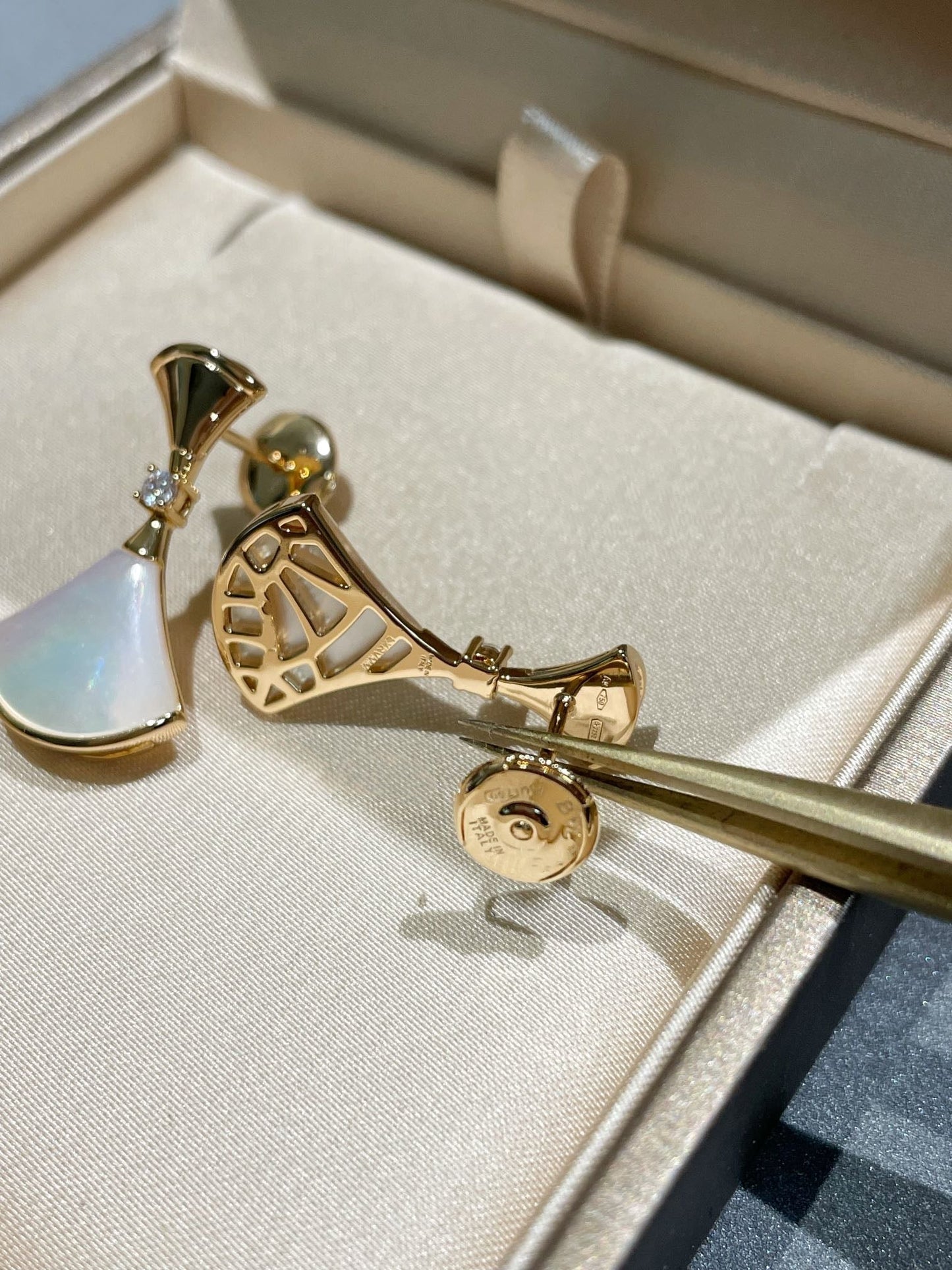 LUXEIFY DREAM MOP 1 DIAMOND EARRINGS