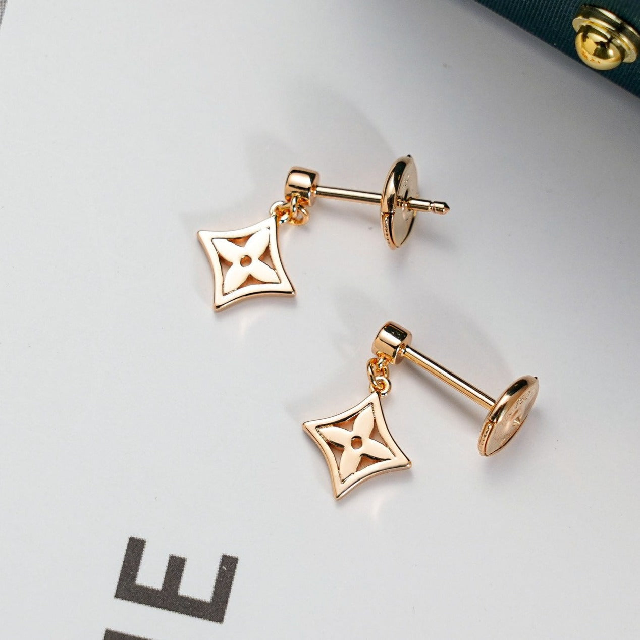 LUXEIFY STAR EARRINGS GOLD