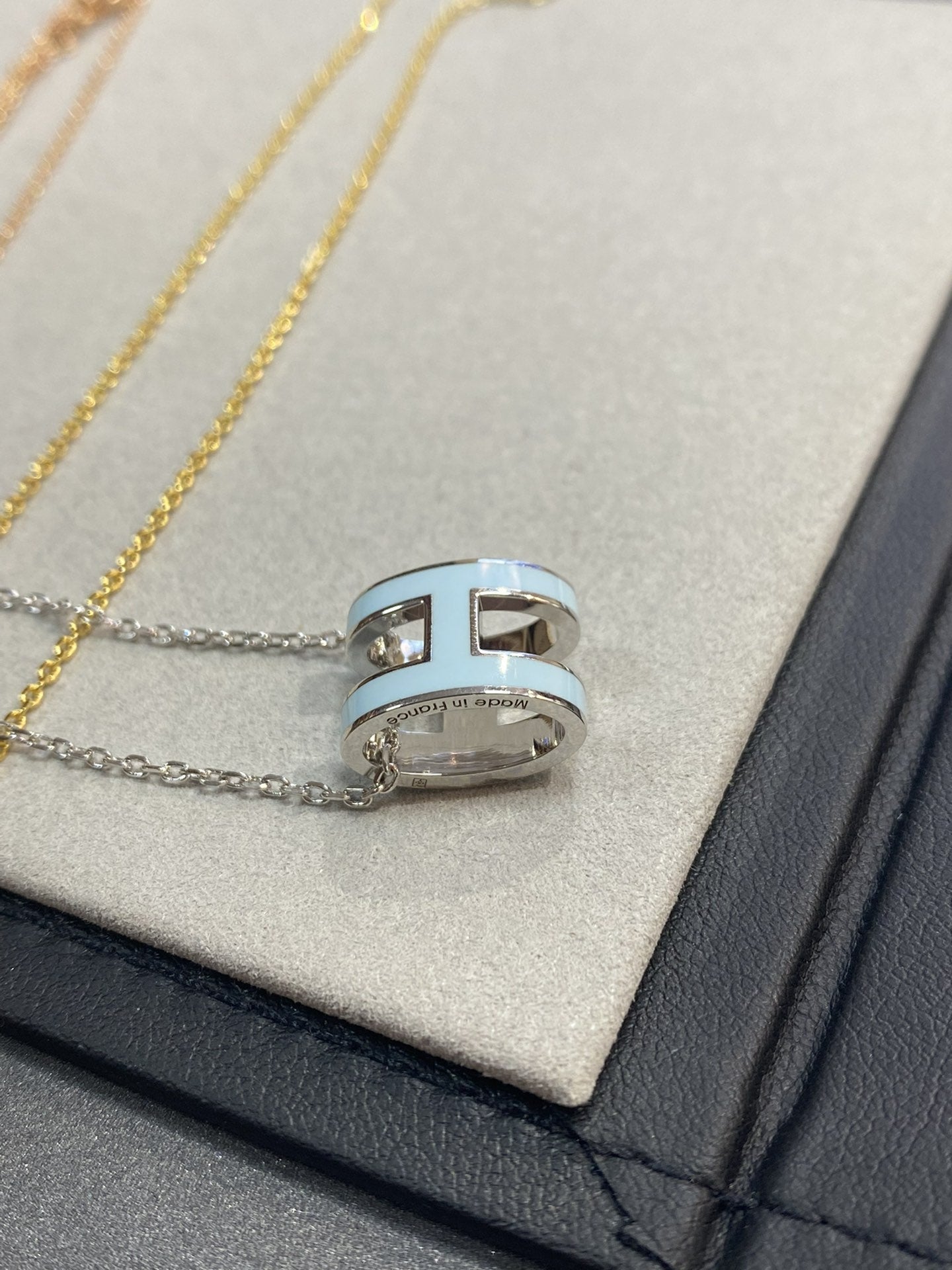 LUXEIFY POP H LIGHT BLUE NECKLACE