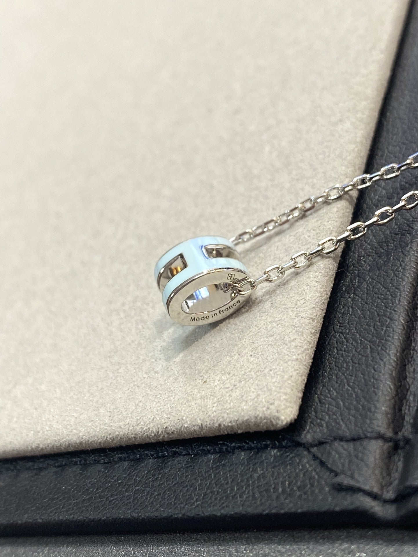 LUXEIFY POP H LIGHT BLUE NECKLACE