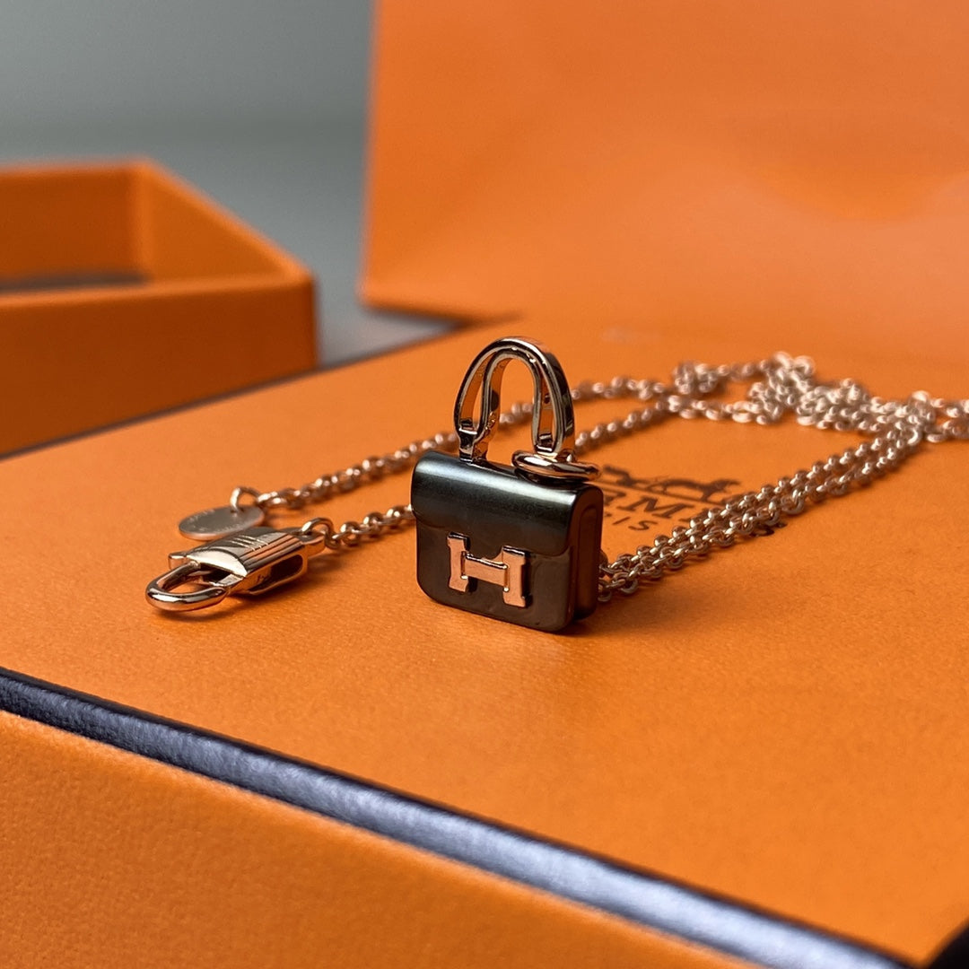LUXEIFY CONSTANCE BLACK PEDANT PINK GOLD NECKLACE