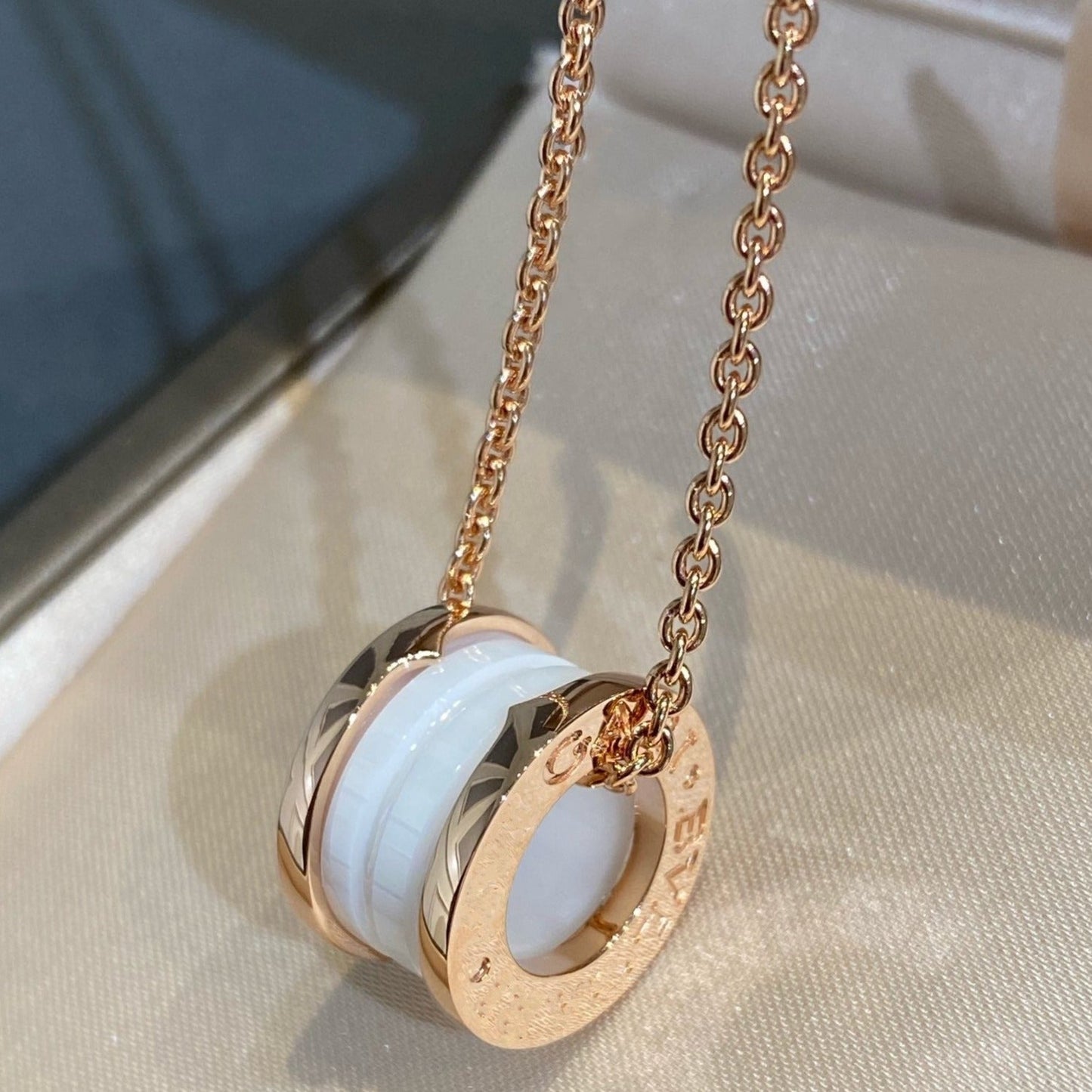 LUXEIFY ZERO 1 WHITE CERAMIC PINK GOLD NECKLACE
