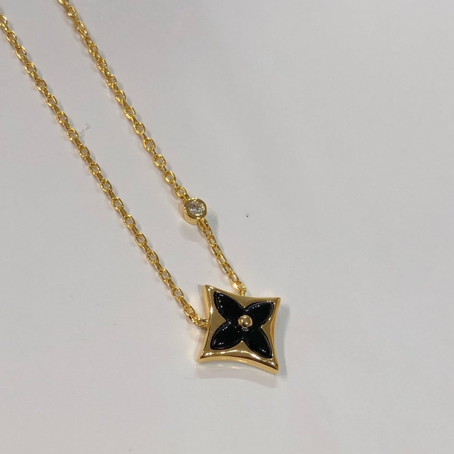 LUXEIFY STAR BLACK MOP NECKLACE