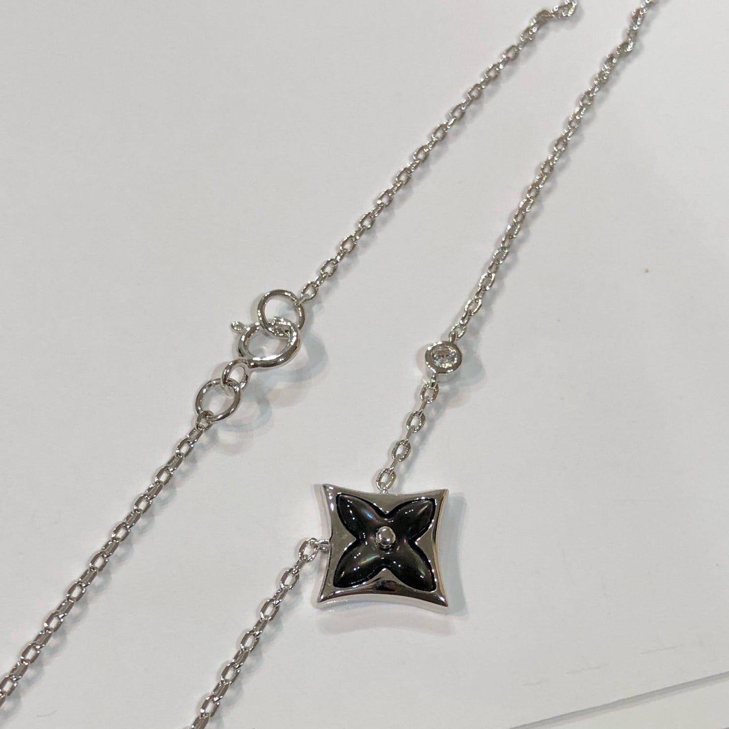 LUXEIFY STAR BLACK MOP NECKLACE