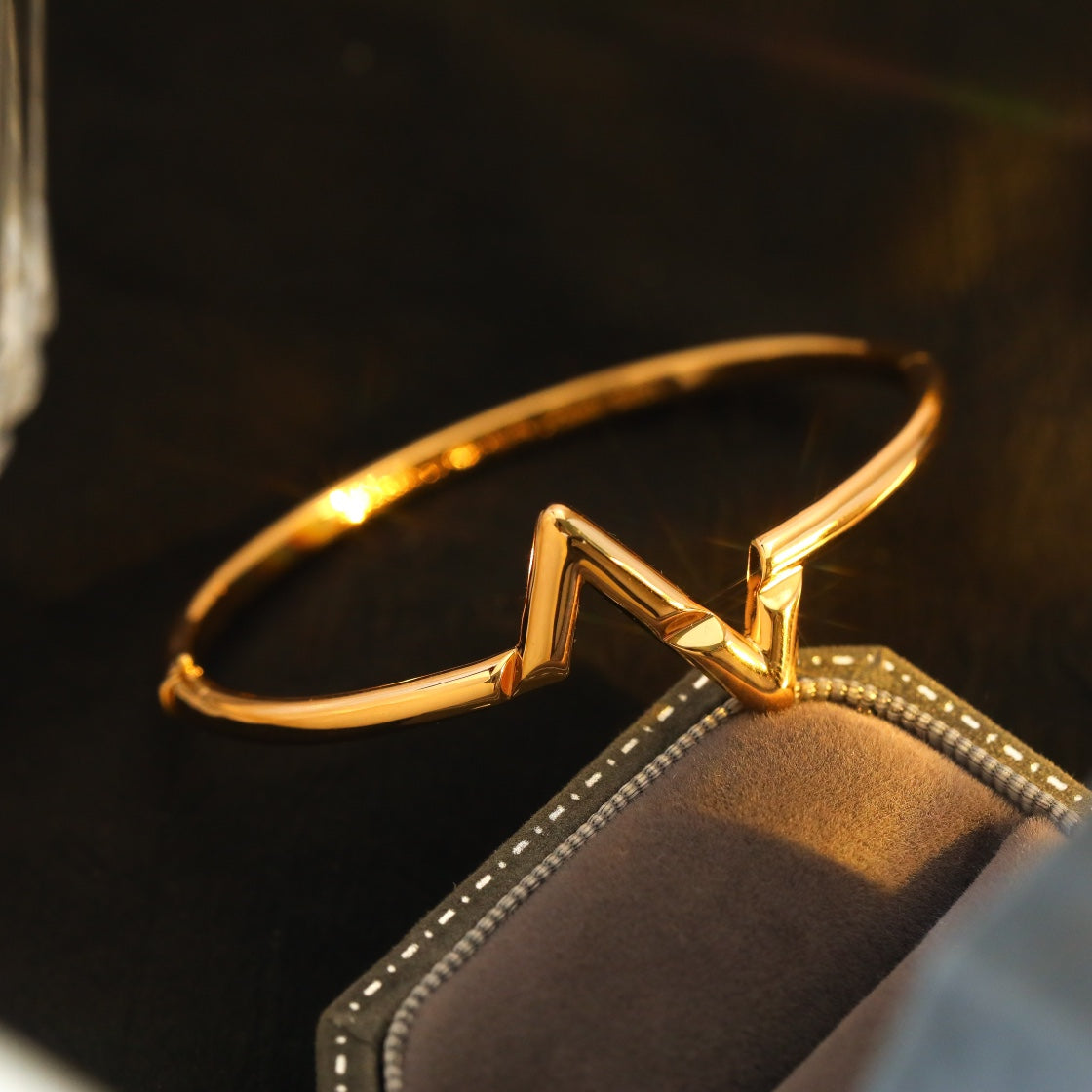 LUXEIFY VOLTE UPSITE DOWN BRACELET