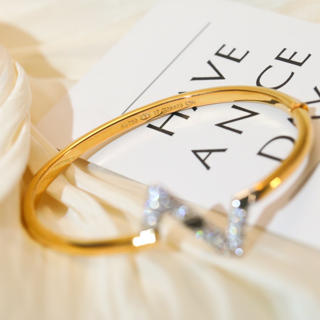 LUXEIFY VOLTE UPSITE DOWN GOLD DIAMOND BRACELET