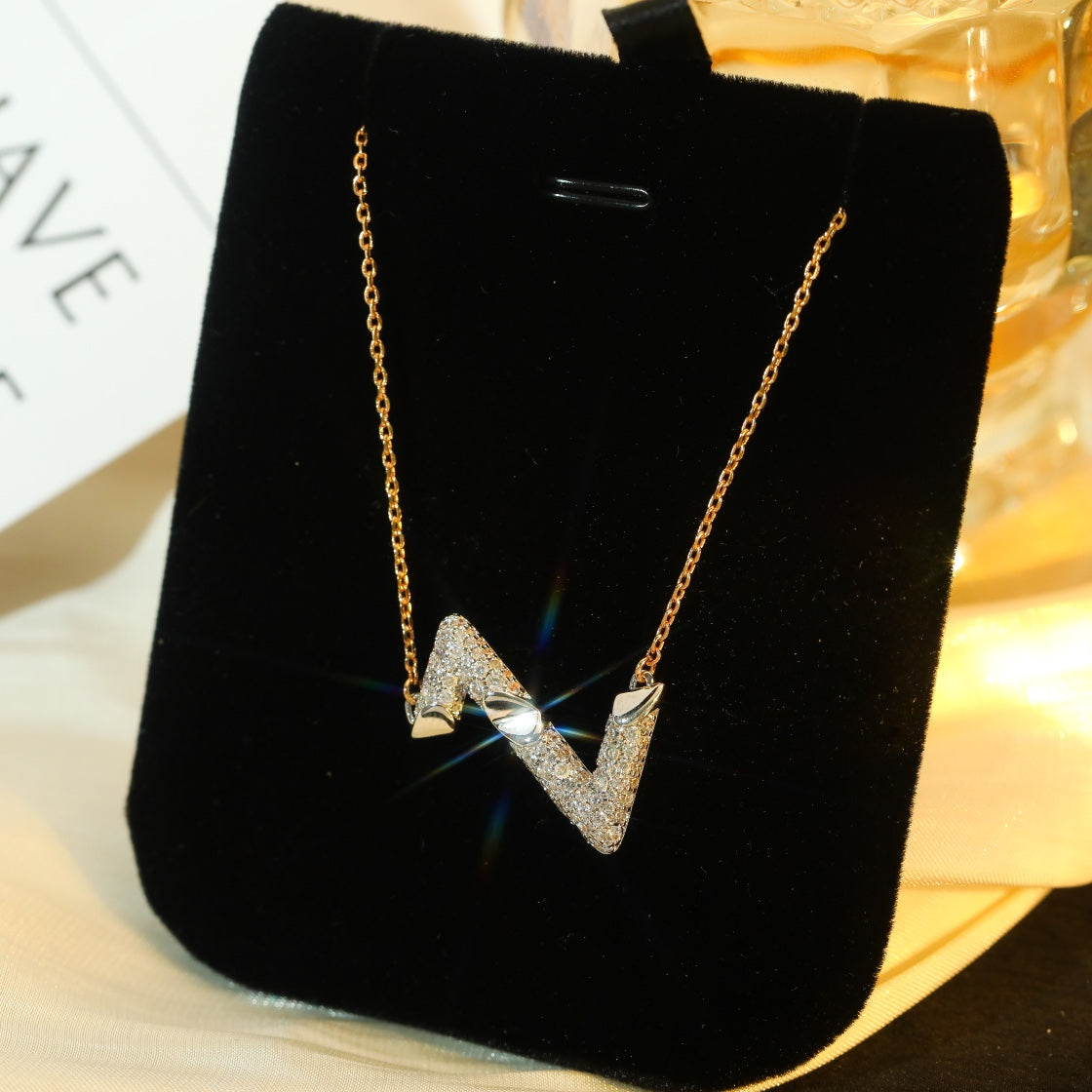 LUXEIFY VOLT SILVER DIAMOND PEDANT NECKLACE
