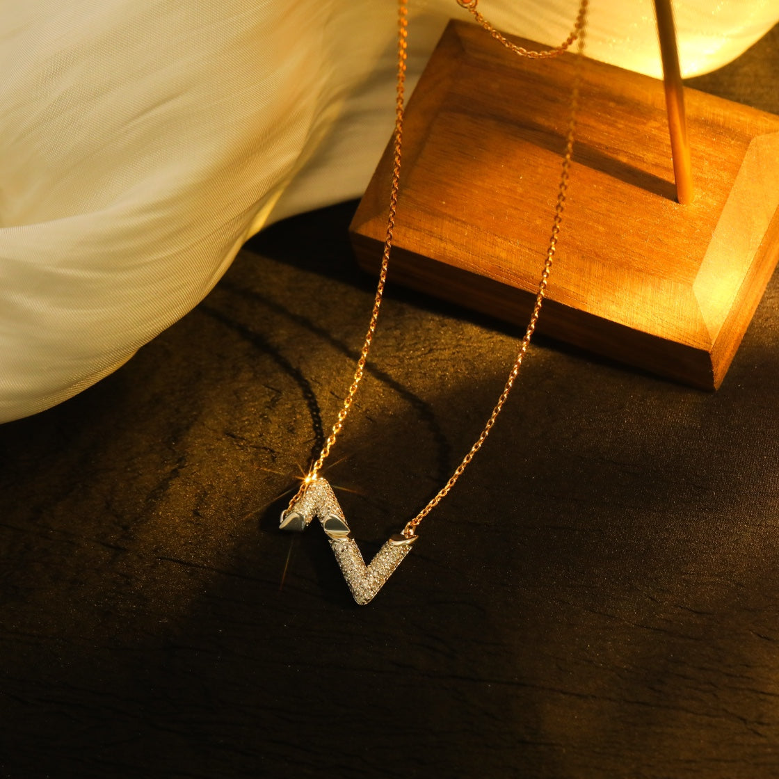 LUXEIFY VOLT SILVER DIAMOND PEDANT NECKLACE