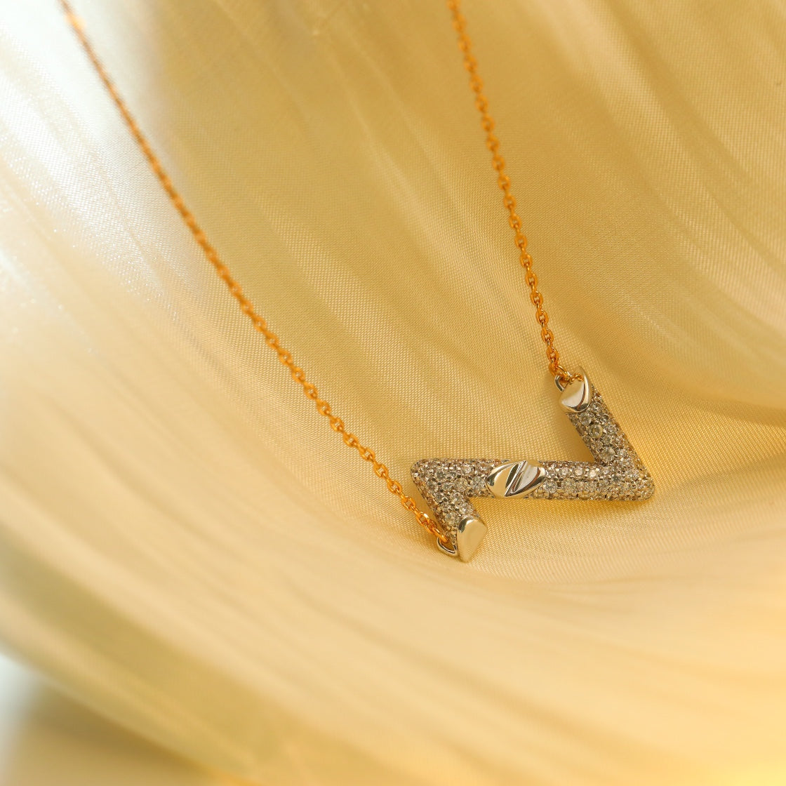 LUXEIFY VOLT SILVER DIAMOND PEDANT NECKLACE