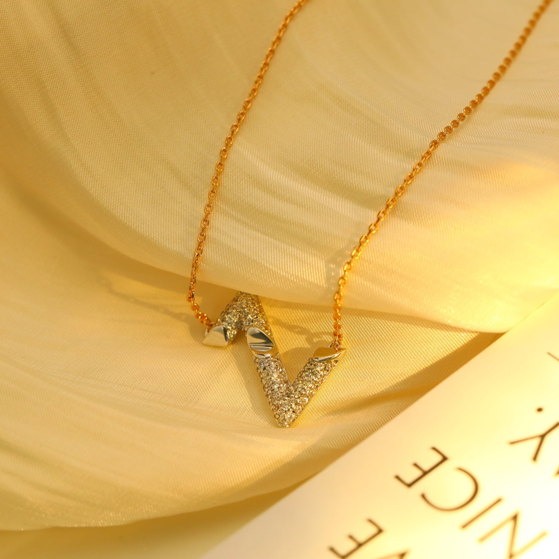 LUXEIFY VOLT SILVER DIAMOND PEDANT NECKLACE