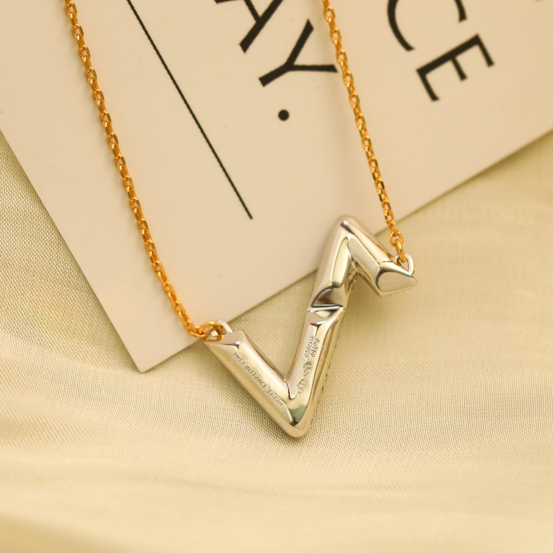 LUXEIFY VOLT SILVER DIAMOND PEDANT NECKLACE