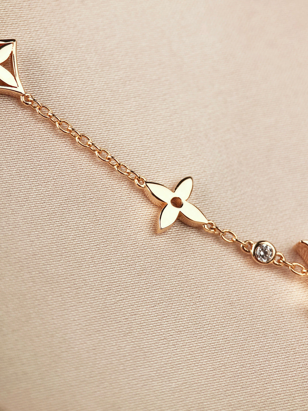 LUXEIFY STAR AND SUN 7 MOTIFS GOLD BRACELET