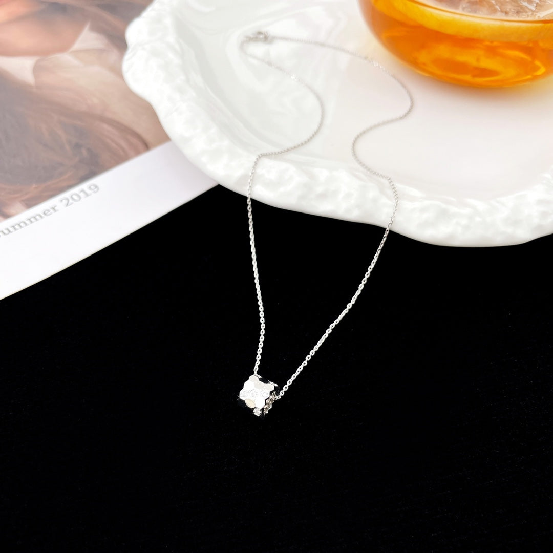 LUXEIFY BEE MINI PEDANT DIAMOND NECKLACE