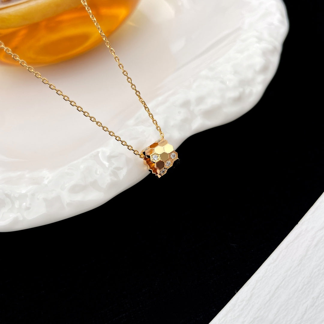 LUXEIFY BEE MINI PEDANT DIAMOND NECKLACE