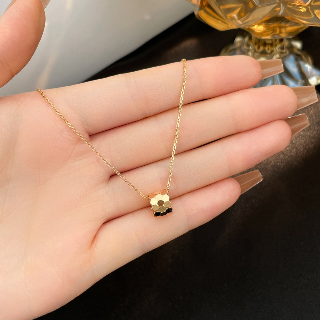 LUXEIFY BEE MINI NECKLACE