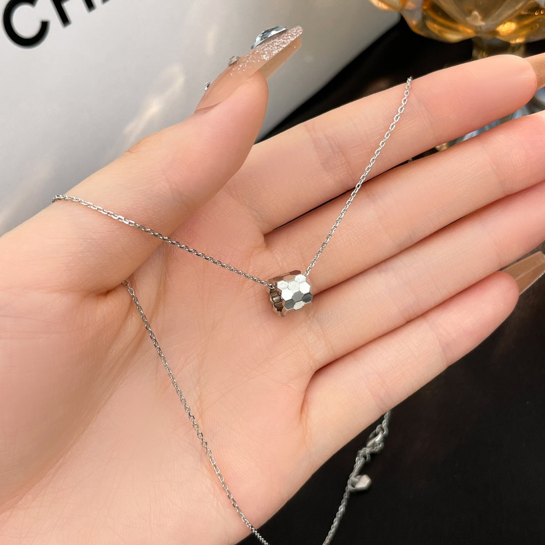 LUXEIFY BEE MINI NECKLACE