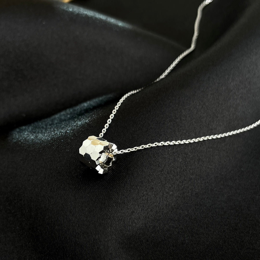 LUXEIFY BEE MINI NECKLACE