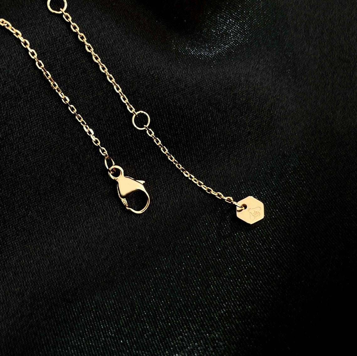 LUXEIFY BEE MINI NECKLACE