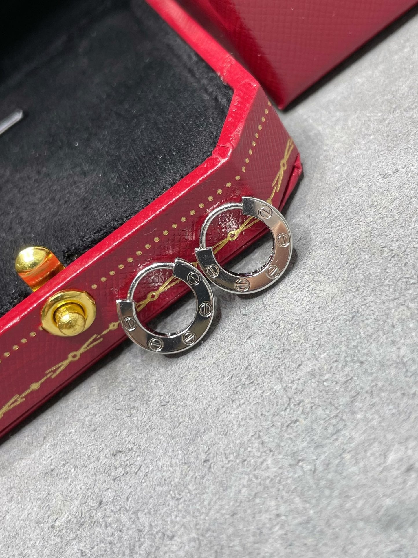 LUXEIFY LOVE MINI EARRINGS
