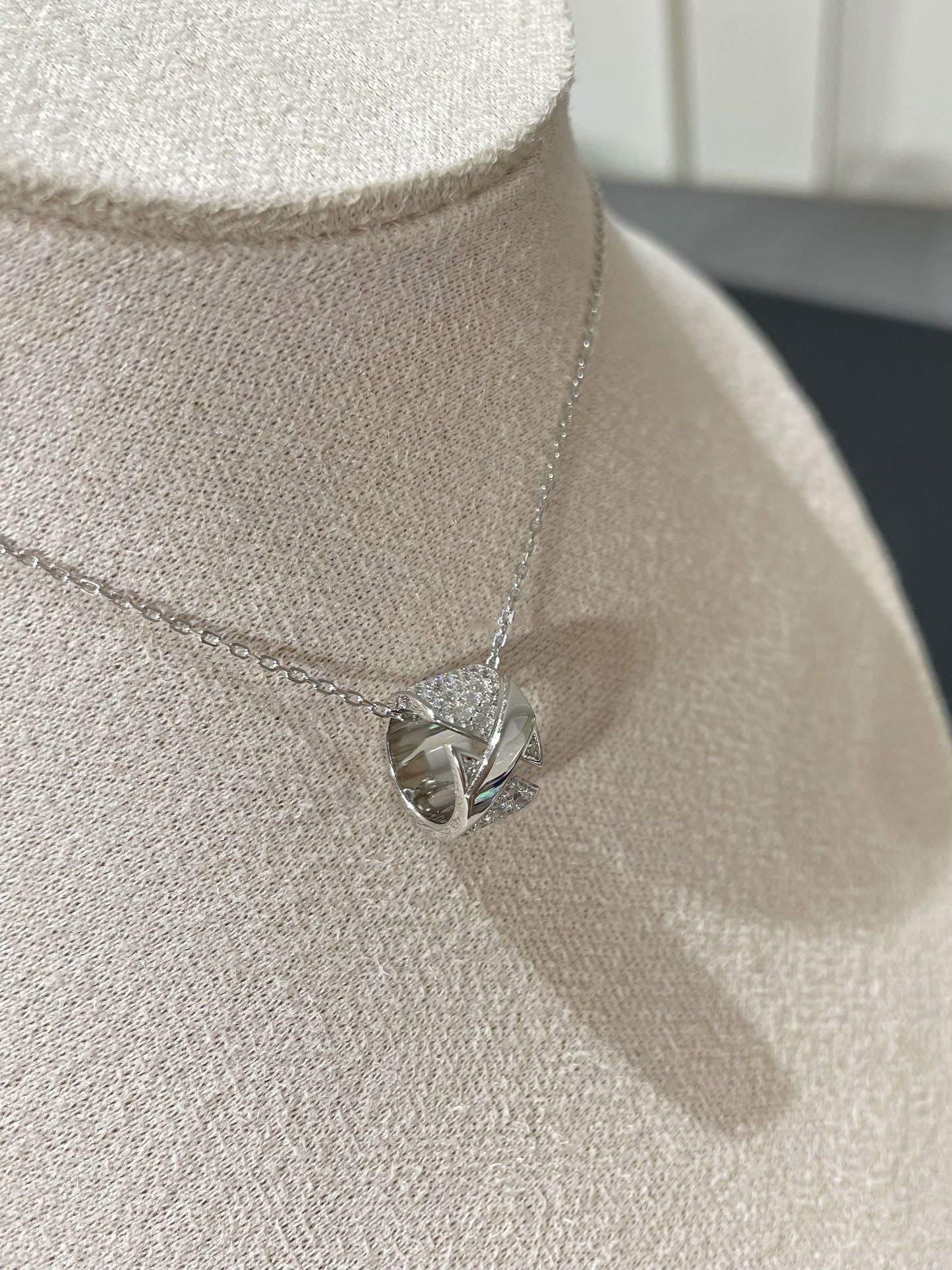 LUXEIFY LIENS EVIDENCE DIAMOND PAVED NECKLACE