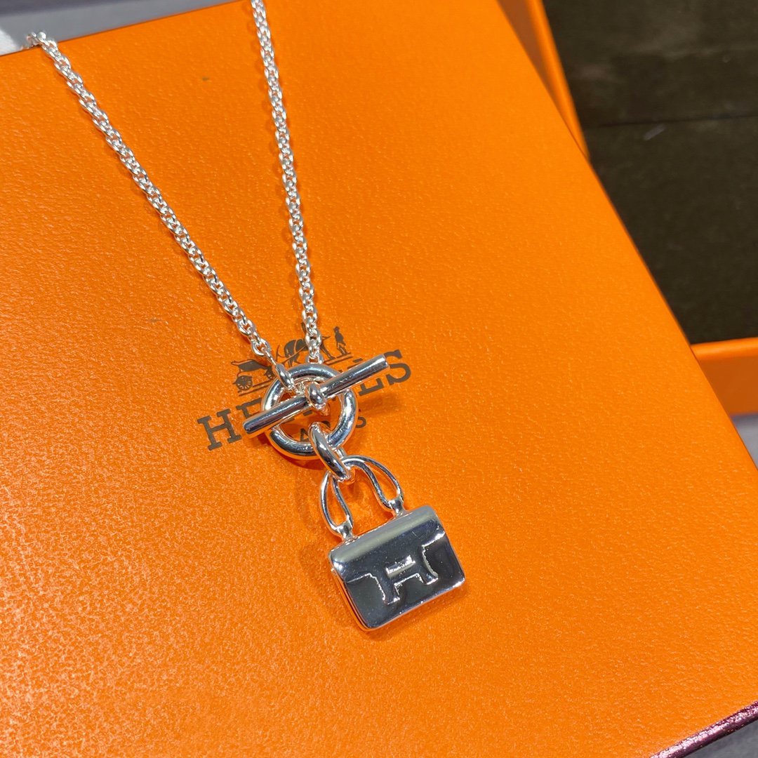LUXEIFY CONSTANCE PEDANT SILVER NECKLACE