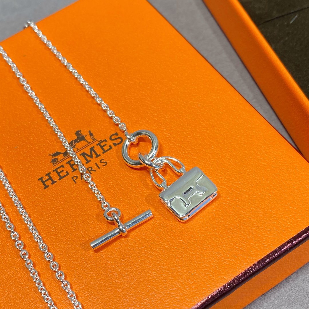 LUXEIFY CONSTANCE PEDANT SILVER NECKLACE