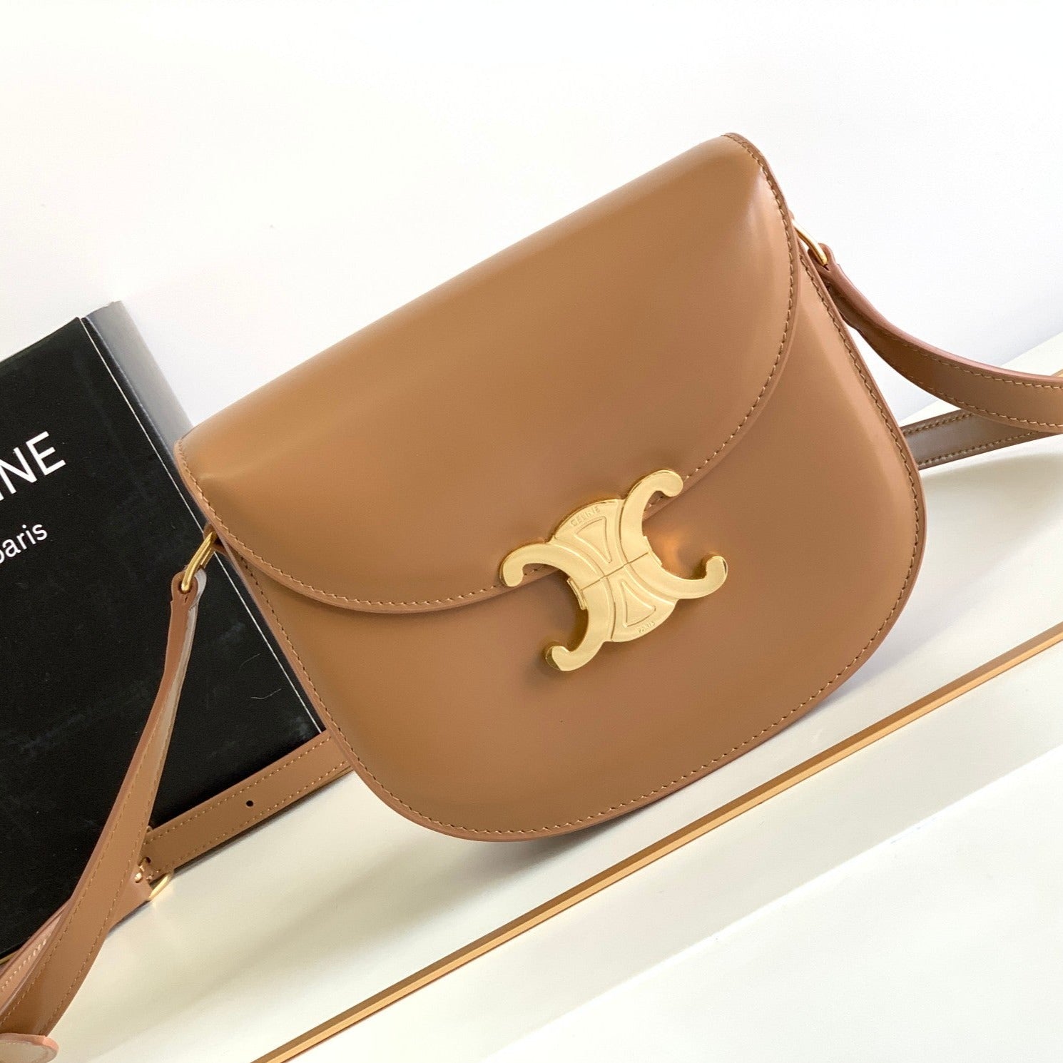 teen besace triomphe 18.5 white calfskin with chain