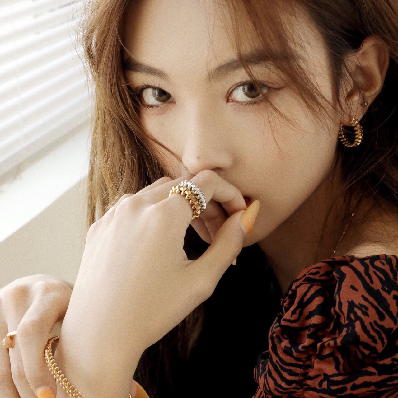 LUXEIFY CLASH SMALL HOOP EARRINGS