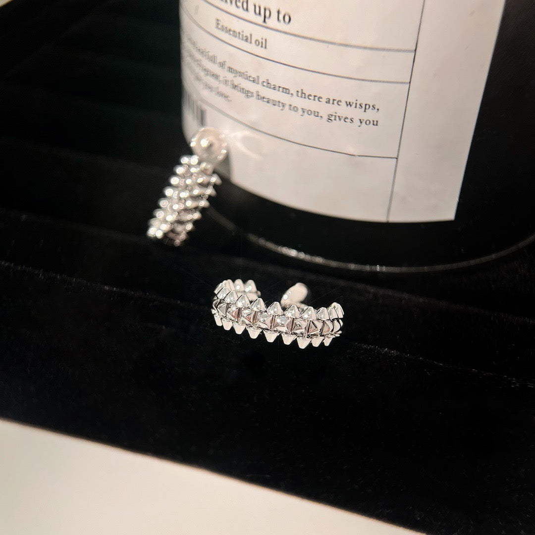 LUXEIFY CLASH SMALL HOOP EARRINGS