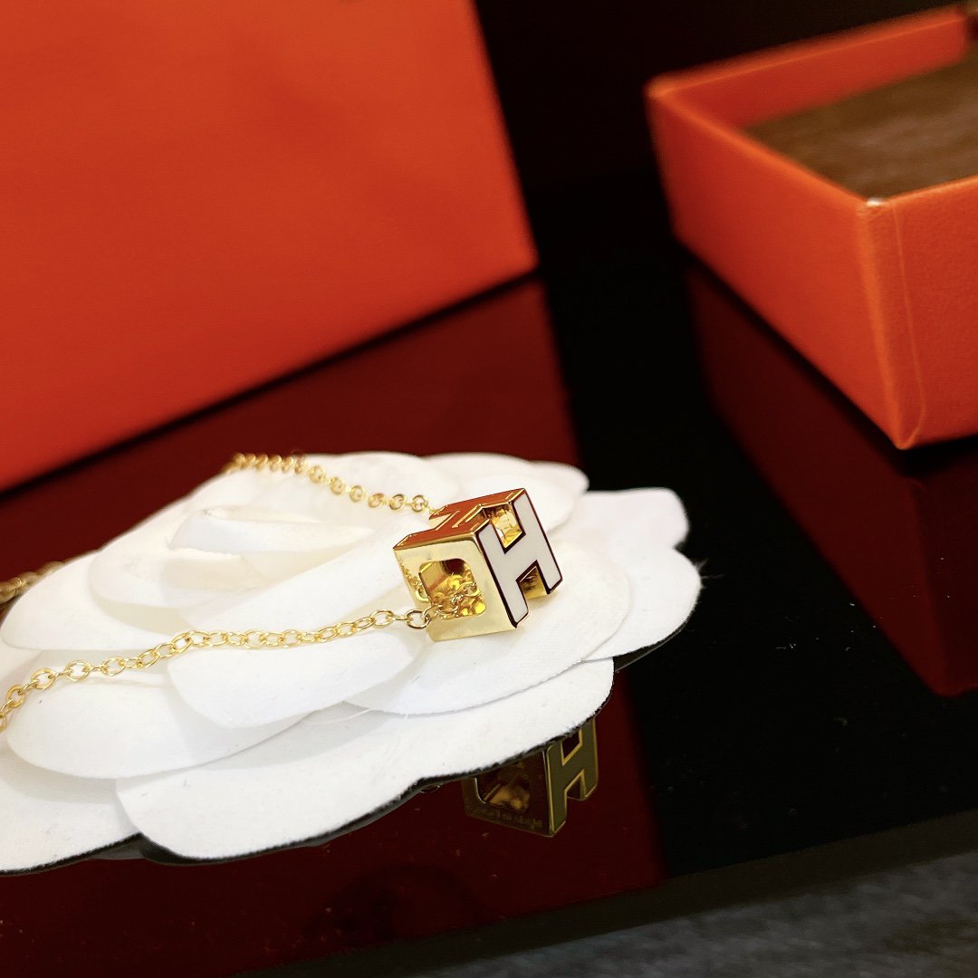 LUXEIFY H WHITE SQUARE GOLD NECKLACE