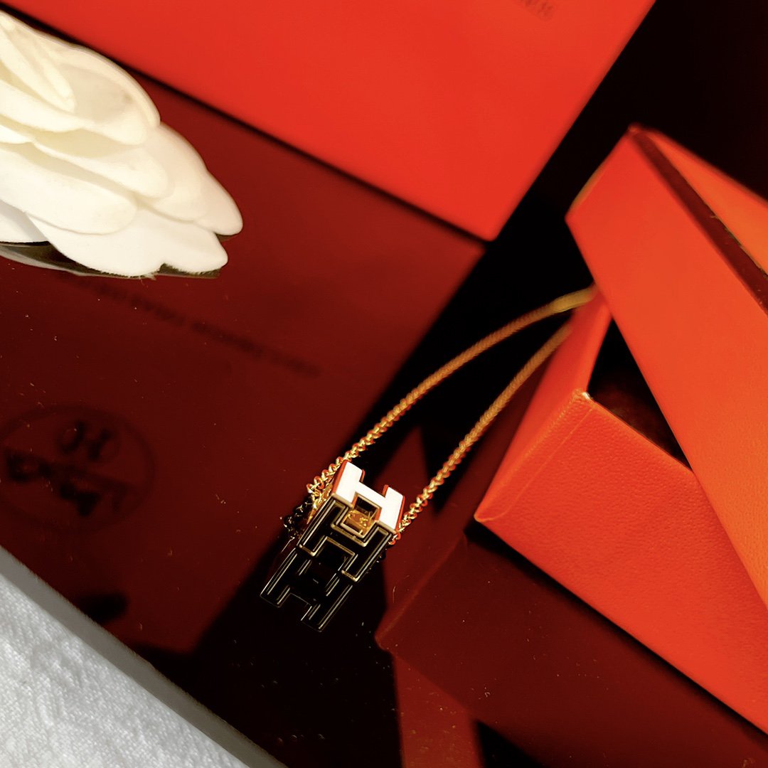 LUXEIFY H WHITE SQUARE GOLD NECKLACE