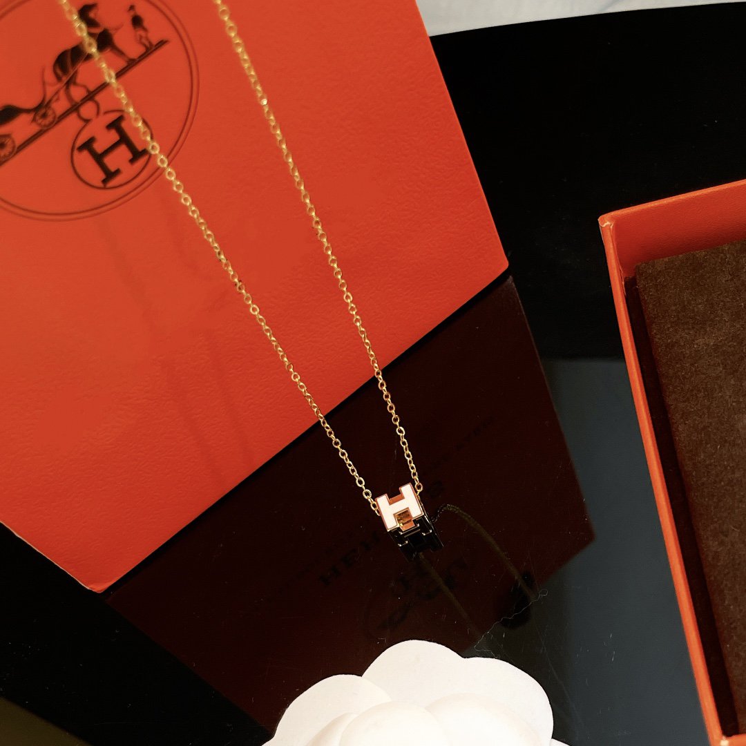 LUXEIFY H WHITE SQUARE GOLD NECKLACE