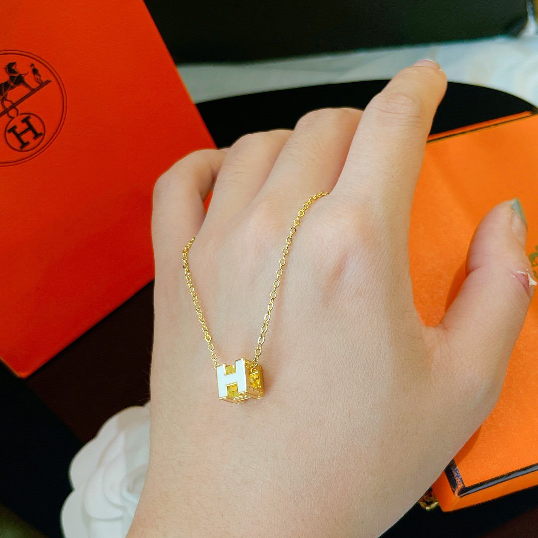 LUXEIFY H WHITE SQUARE GOLD NECKLACE