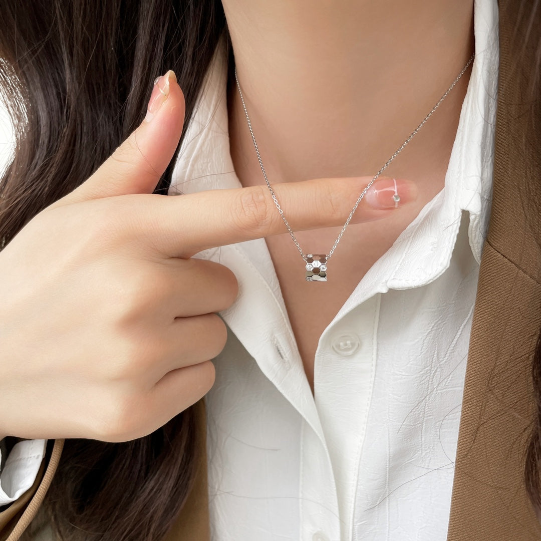 LUXEIFY BEE MINI PEDANT DIAMOND NECKLACE