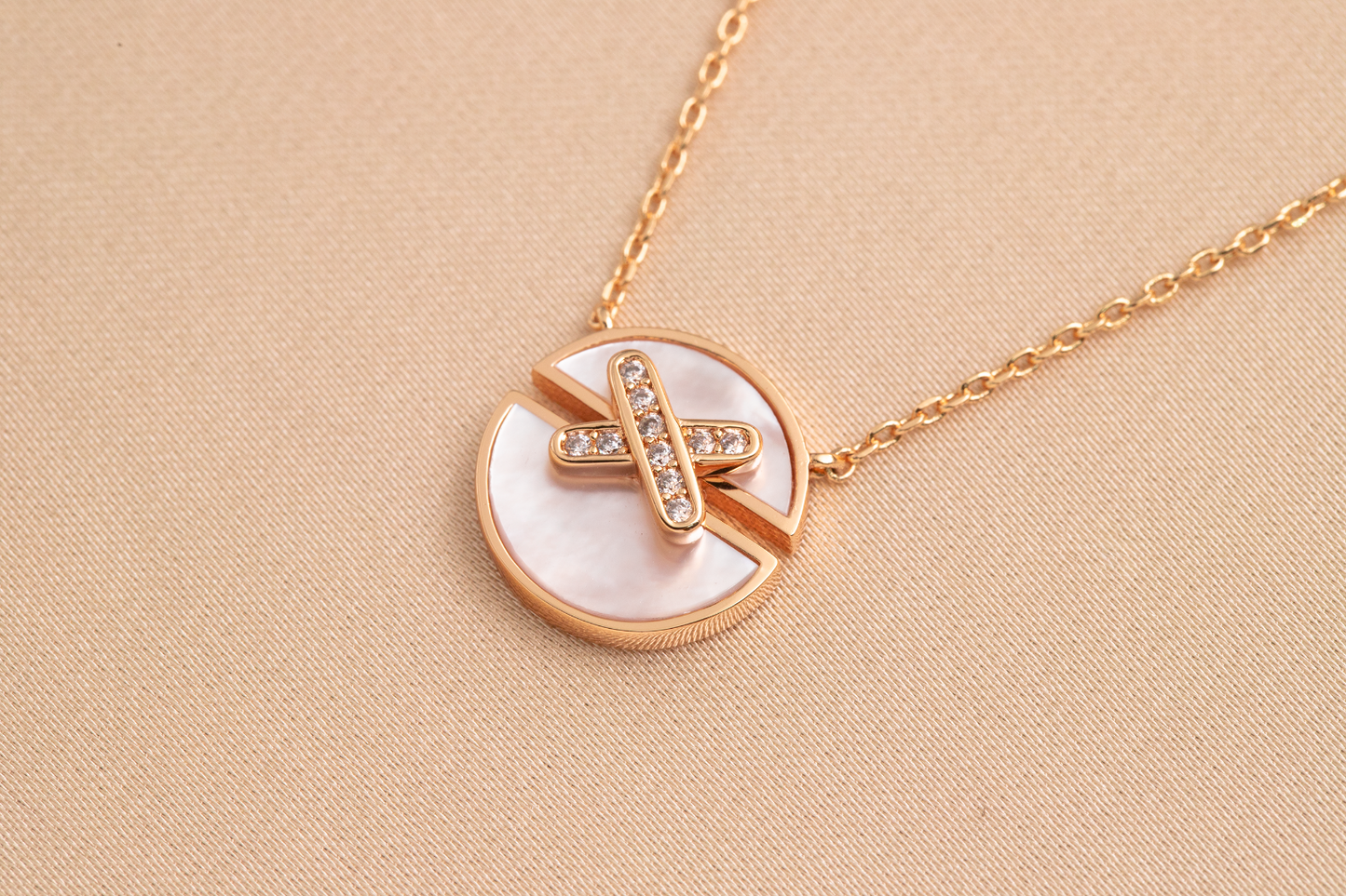 LUXEIFY JEUX DE PINK GOLD DIAMOND NECKLACE