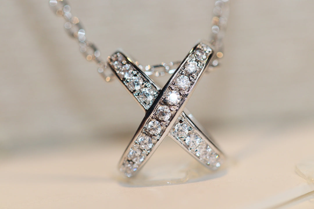 LUXEIFY JEUX DE DIAMOND NECKLACE
