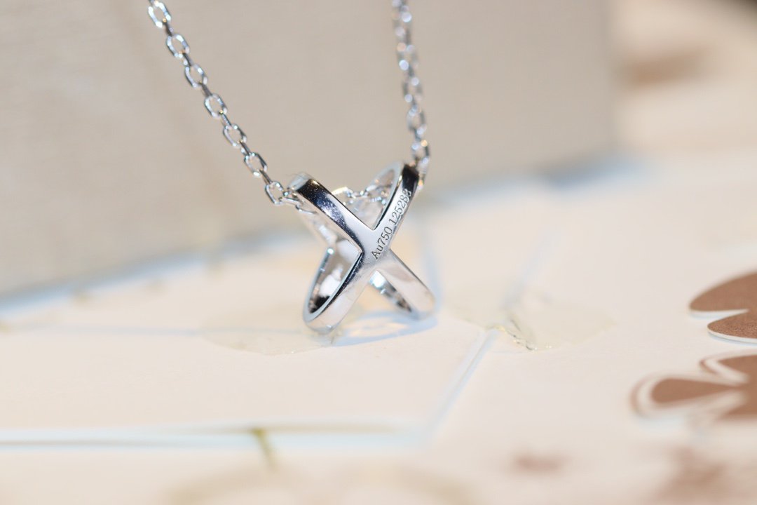 LUXEIFY JEUX DE DIAMOND NECKLACE