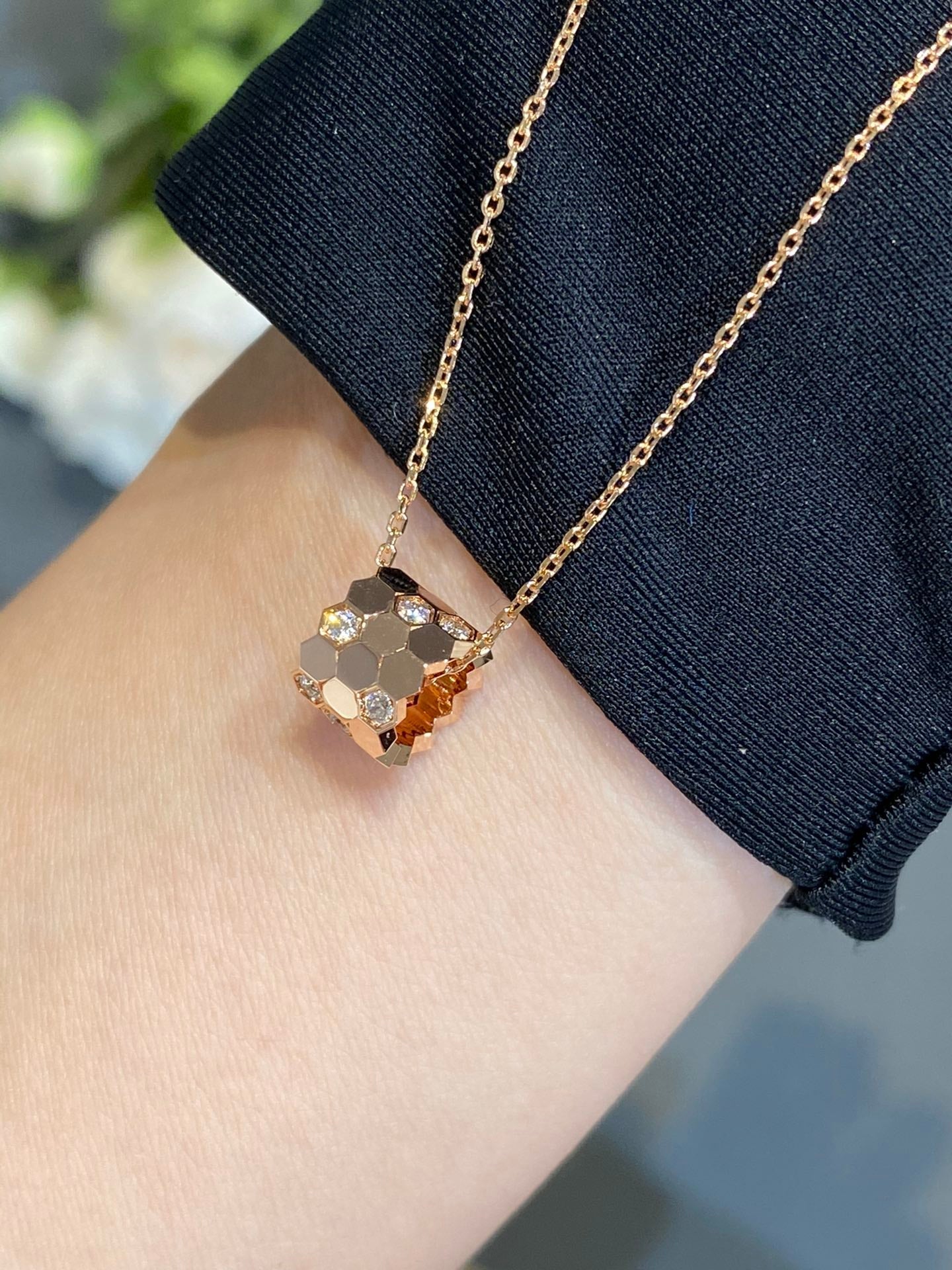 LUXEIFY BEE LOVE DIAMOND NECKLACE