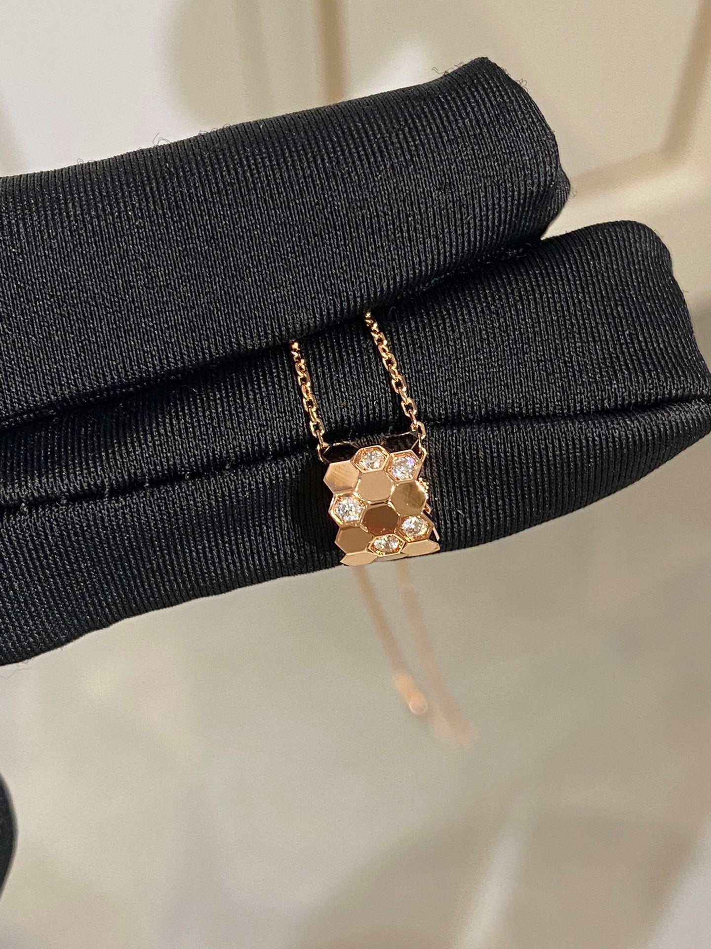 LUXEIFY BEE LOVE DIAMOND NECKLACE