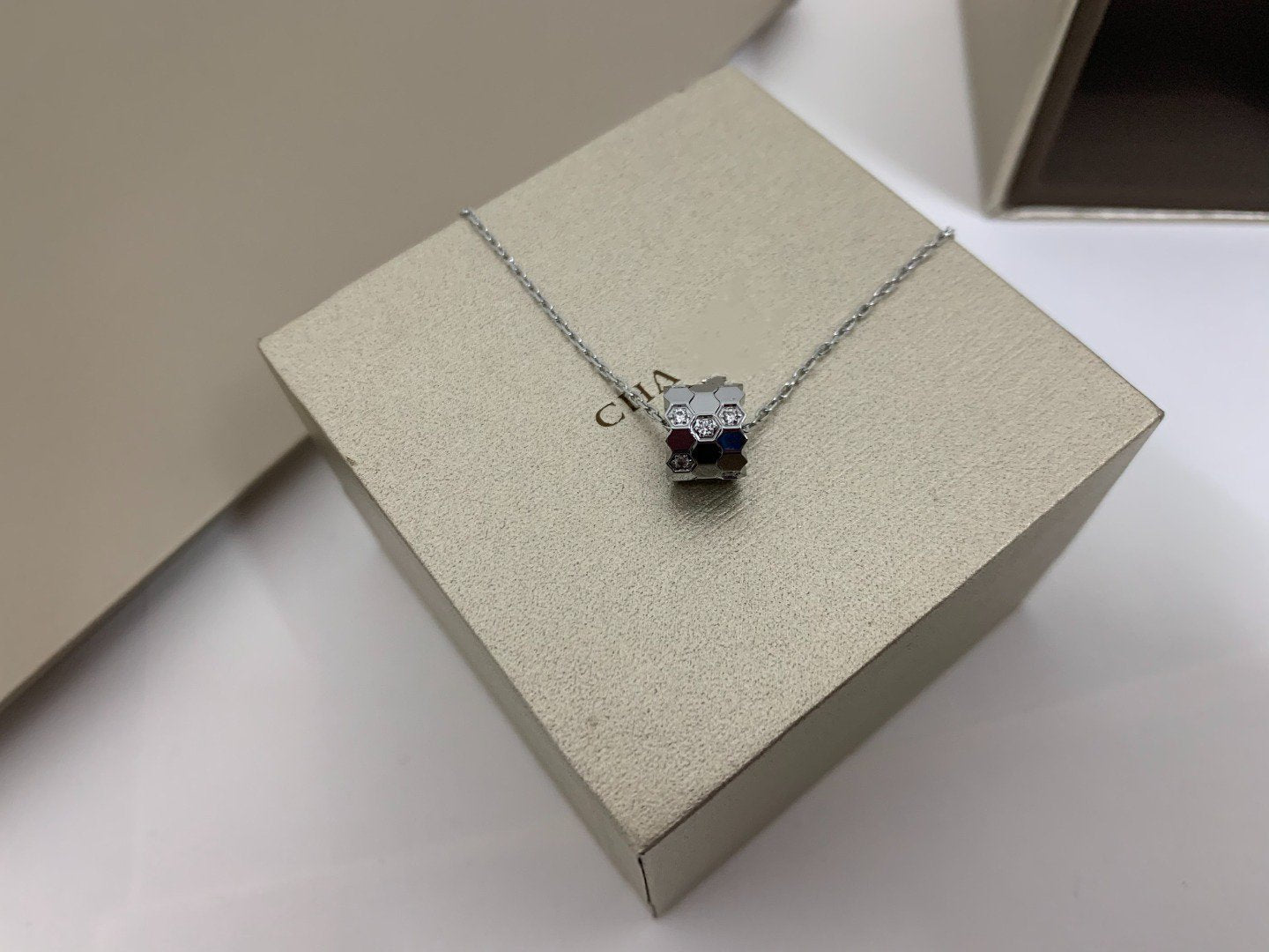 LUXEIFY BEE LOVE DIAMOND NECKLACE