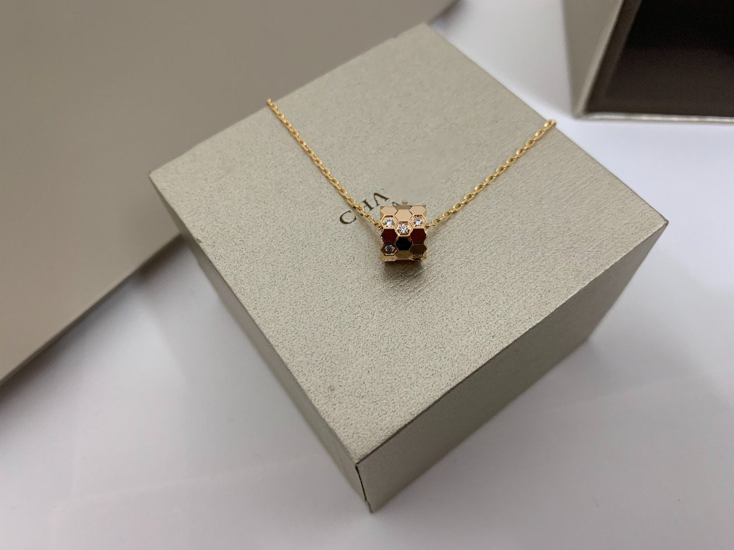 LUXEIFY BEE LOVE DIAMOND NECKLACE